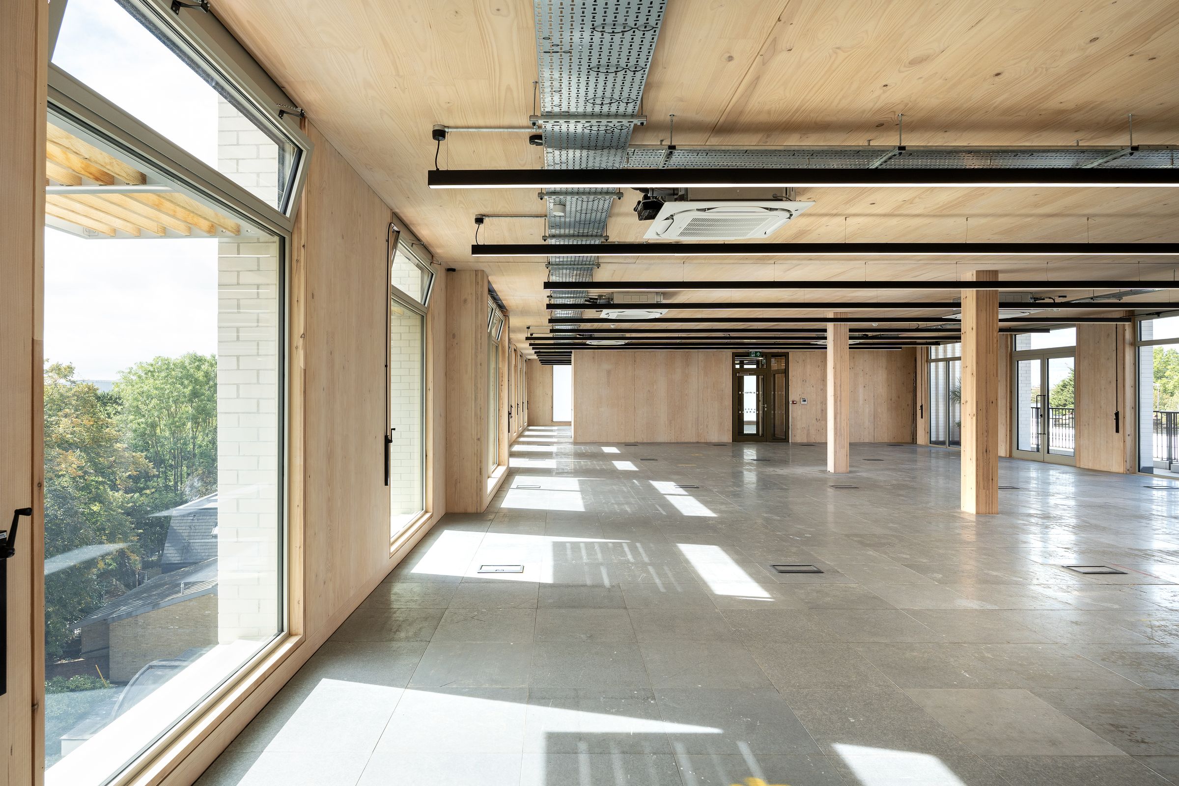 Fourth floor workspace in Galician structural timber, opening onto the terrace